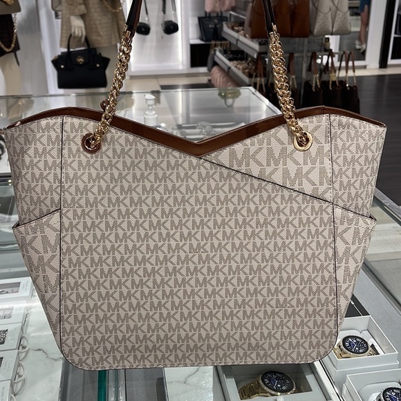 Michael Kors Jet Set Travel Large Chained Tote Shoulder Bag MK Vanilla 
NWT - Picture 8 of 16